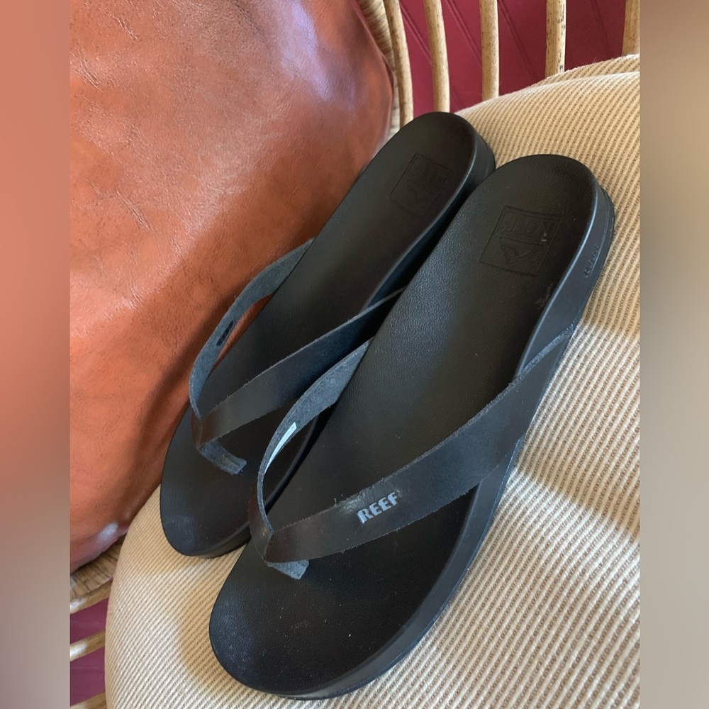 Reef black leather flip flop sandal